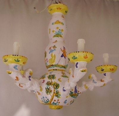 Ceramiche d-Arte di Albisola - Lampadario a cinque luci, decorato in Levantino, completa di coppetta per il soffitto.